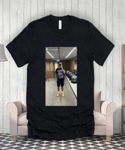 Harry Styles Posted A Selfie In A 1D Tee-Shirts